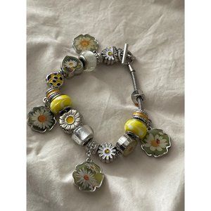 Vintage Spring Silver Tone Daisy Dangle Charm Glass / Charm Bead Bracelet